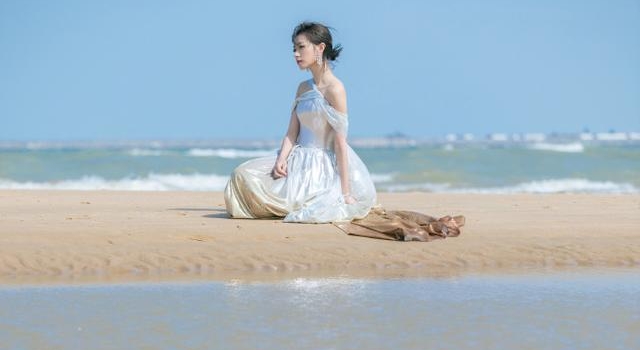 38岁万茜跨年造型曝光，星光裙勾勒曼妙身姿，似美人鱼遗落沙滩