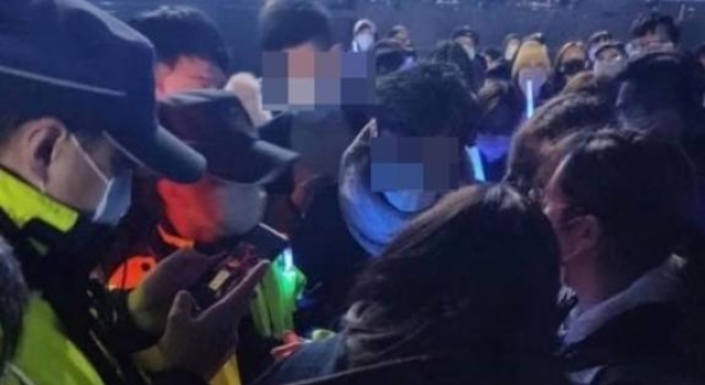 五月天跨年开唱竟有隔离者到场 警方突击现场火速带离