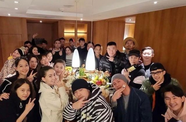 昆凌肚子凸被周杰伦P小 原图曝出被疑怀三胎(图)