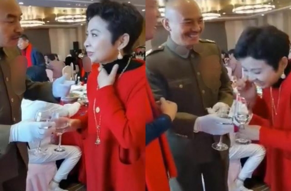 58岁董文华饭局敬酒，容貌娇艳珠光宝气，见嫩男很娇羞反差大？