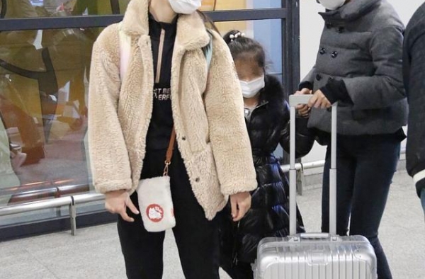 马伊琍携家人度假归来 大女儿亭亭玉立身高惊人气质绝