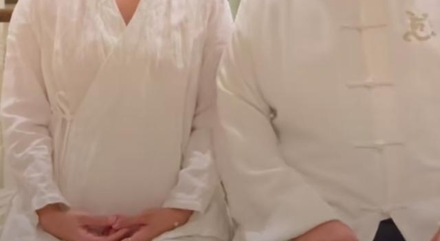 69岁张纪中晒结婚证照回忆青涩爱情，小娇妻表情不自然耐人寻味