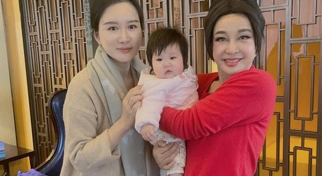 66岁刘晓庆拜访张纪中夫妇，面部僵硬似蜡像，被嘲同框像三代人