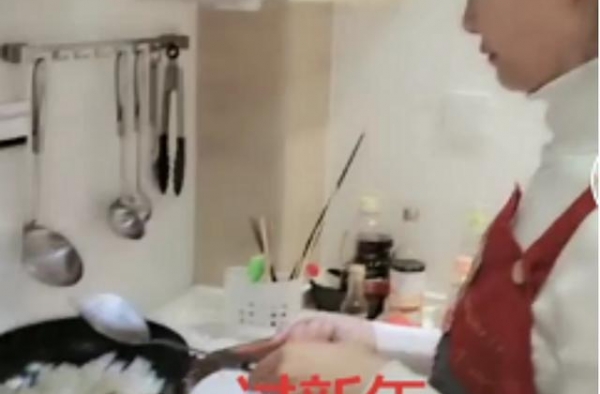 55岁歌唱家于文华私下反差大，炒菜还会颠勺，比妙龄女儿瘦一圈