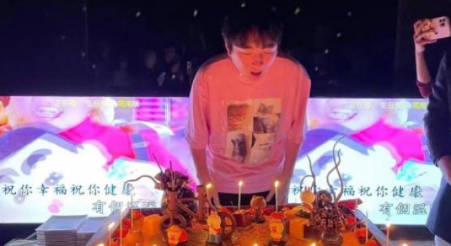 王思聪开派对庆33岁生日，现场美女如云，开私人飞机接送阵仗大