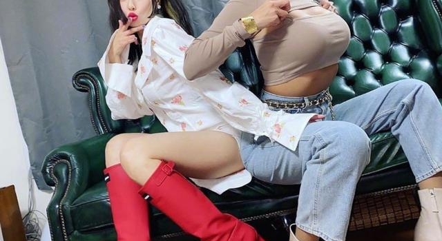 韩国性感女郎下衣失踪露美腿，好友大摆事业线，胸部比对方脸还大