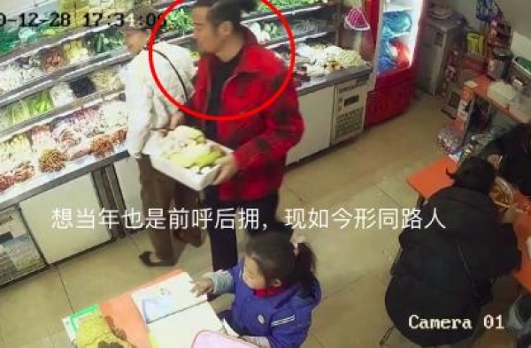57岁孙兴近照胡子拉碴，吃廉价麻辣烫显落寞，一场商演挣8万