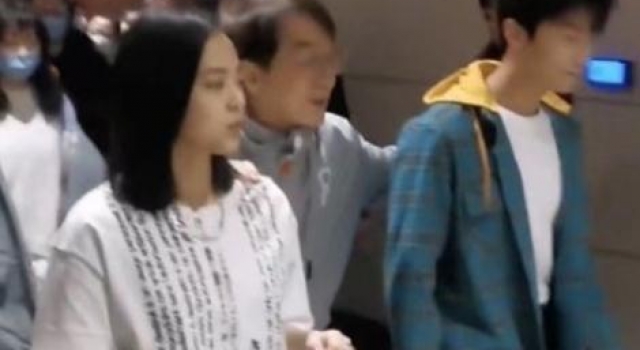67岁成龙近况，走路需2人搀扶表情痛苦，曾拍新戏太拼险丧命