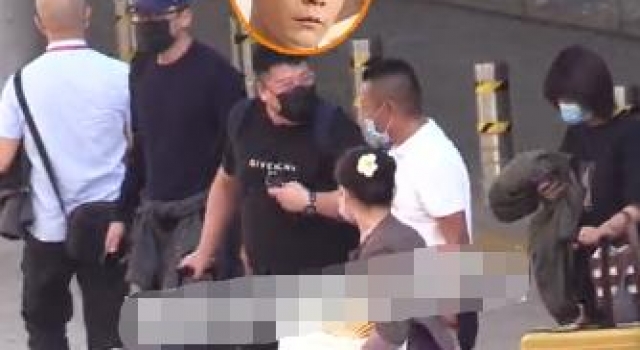 刘烨一家四口同框，父女接地气倒坐电瓶车，妻子与人热聊不管儿女
