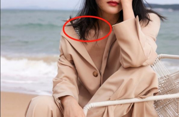 李冰冰解扣大秀事业线，半遮半露险走光，锁骨突出尽显完美身材