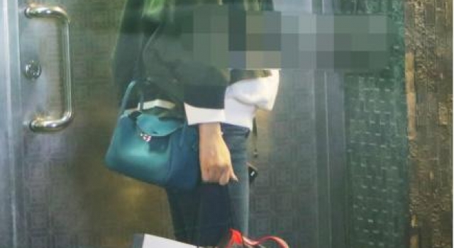 安以轩产后低调炫富？现身街头穿紧身裤秀长腿，身上包包价值上万