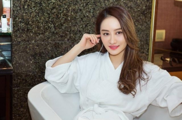 陈德容浴袍照性感撩人，领口大敞露出打底衣，46岁坚持不生孩子