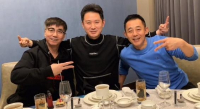 范明私下聚会场面被曝光！头发凌乱两鬓花白，片场抱头猛亲男演员