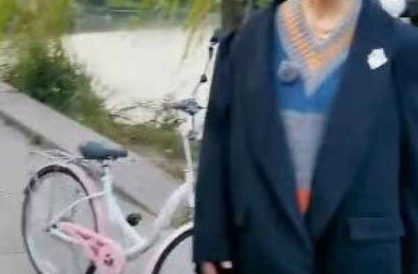 48岁宁静近况瘦脱相，身材似柴火，打扮被吐槽装嫩不服老
