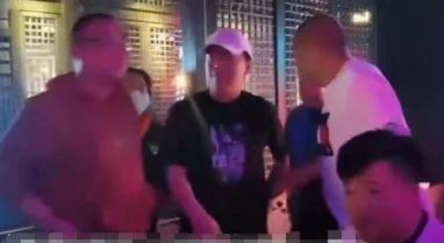 黄渤酒吧与友人嗨玩，把一女子逗得大笑，网友：像是嫂子
