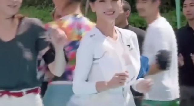 66岁赵雅芝亮相，妆容精致还是A4腰？温碧霞却被指高龄扮少女