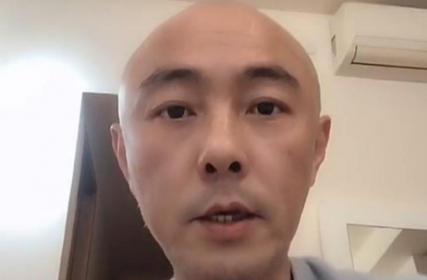 55岁张卫健暴瘦脸像削了骨，甜点就吃豆腐脑，家里装修过分朴素