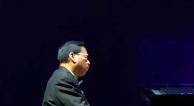 他曾写下《黑猫警长》主题曲乐谱手稿，如今再度奏响熟悉旋律