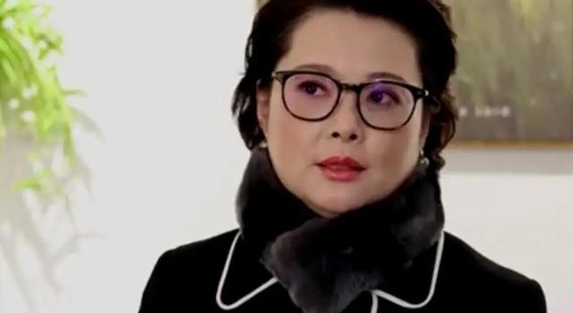 许久未见袁立，发福显双下巴，手撕《演员的诞生》后事业下滑