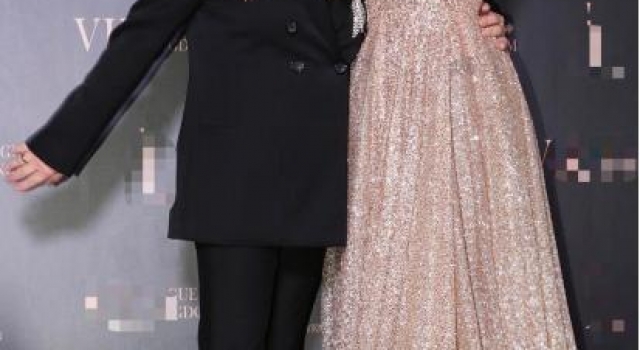＂第一美女＂萧蔷穿鎏金深V裙秀事业线，53岁至今未婚曾想冻卵