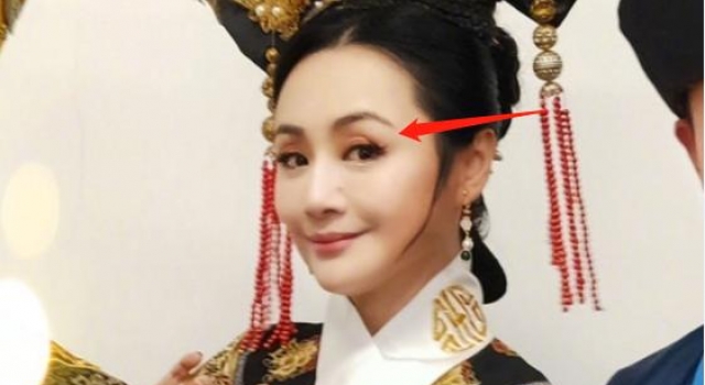主持人曹颖罕晒古装照，双眼凹陷表情不自然，与同框女演员差别大
