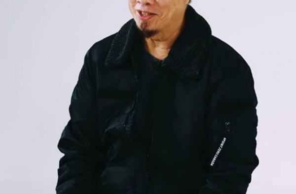 儿子生龙凤胎豪宅太挤，74岁“郭靖”独自搬去酒店，女儿在国外