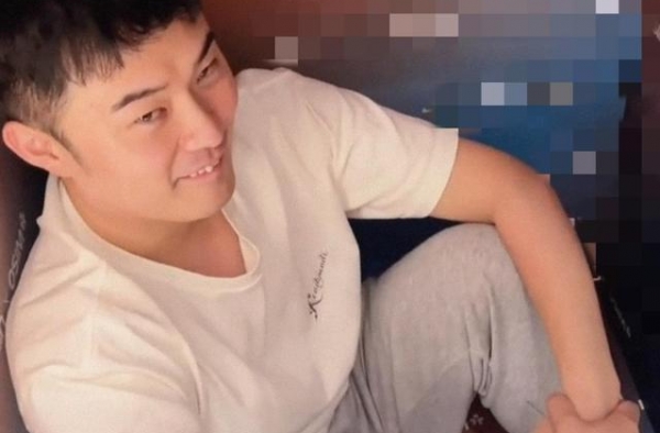 陈赫陪女儿捉迷藏，意外曝光满地名牌鞋，曾因队员不洗头罚5千