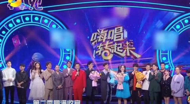 《嗨唱转起来2》收官，何炅带小红花惊喜亮相