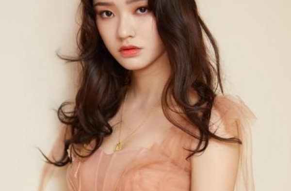 星女郎林允翻车！返京和异性好友嗨玩至凌晨，翻越栏杆被批没素质