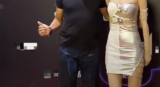 61岁齐秦与美女合照状态好，和小24岁娇妻结婚11年育有2子