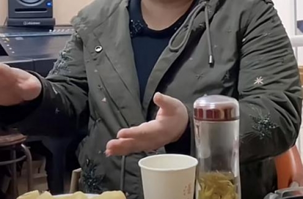 笑星何晶晶近况罕曝光，圆润臃肿胖到没脖子，哪吒发型数十年不变