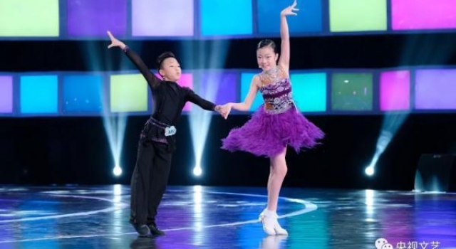 小福娃登台报“添丁之喜”主持人现场为新人补办结婚仪式