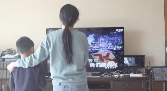 名主持管彤家中内景曝光，墙体泛黄电线翘起，和董卿合照只能镶边
