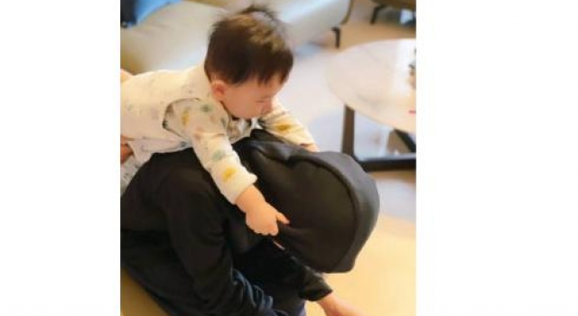 陈小春小儿子近照曝光，哥哥玩手机惹弟弟不满，应采儿发文吐槽