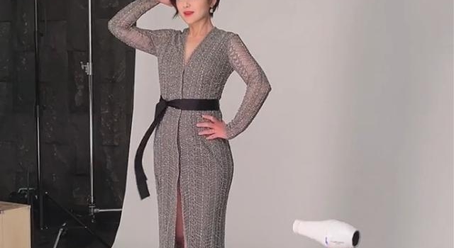 美女主持陈辰生女后韵味更足，穿开叉长裙老气显臃肿，手臂很粗壮