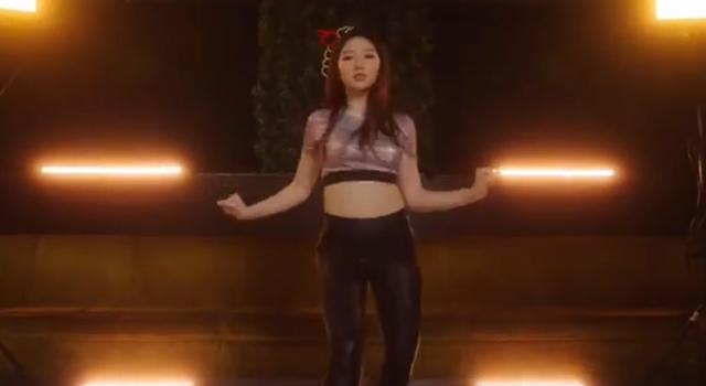 甄子丹17岁女儿晒性感舞蹈，穿短上衣秀腰身，一双长腿十分抢镜