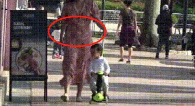 乐基儿带娃当街喝酒，还不给2岁儿子戴口罩，被批自私没有当妈样