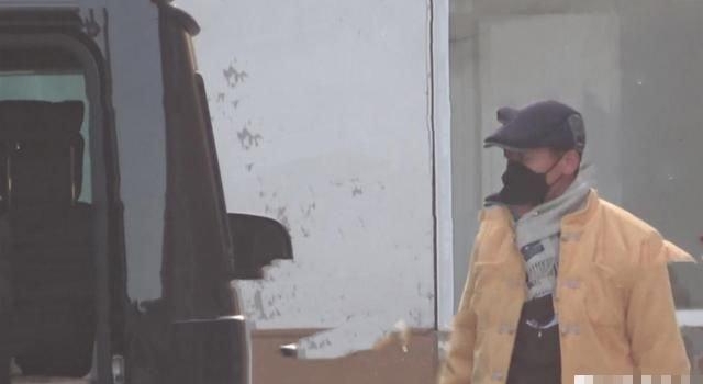 王宝强罕见带儿子现身，10岁王子豪白净乖巧，十分独立似大人