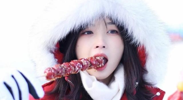 央视第一甜妹诞生！被称翻版奶茶妹妹，网友直呼：我恋爱了