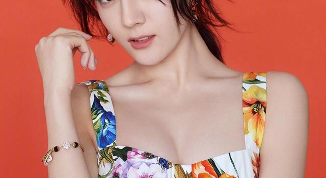 热巴春晚彩排路透曝光！一袭大红裙惊艳又喜庆，穿卷边牛仔裤抢镜