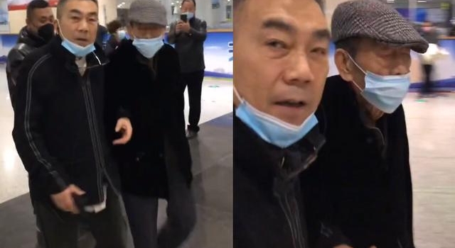 杨少华三亚度假归来，眼睛都睁不开被指蔫了，儿子杨议全程搀扶