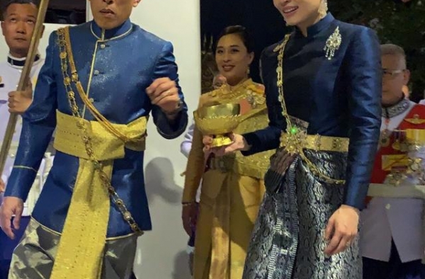 苏提达为争宠太拼！穿背心骑自行车不顾形象，士兵双膝跪地真卑微