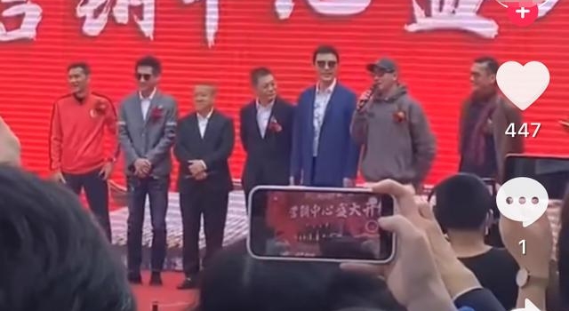 68岁钟镇涛现身工地捞金，舞台简陋显寒酸，与观众互动少有人理
