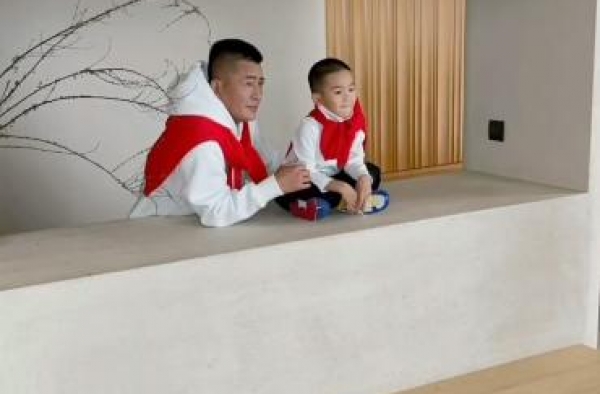 高曙光小16岁娇妻晒近况，一双小鸟腿吸睛，4岁儿子已有精英范