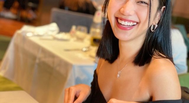 秦沛爱女晒照大钻戒耀眼，细腰丰臀欧美范儿足，曾为爱多次寻短见