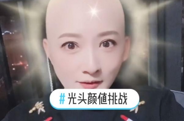 因短发被嫌老土，41岁金铭晒光头造型，北大毕业准备孤独终老