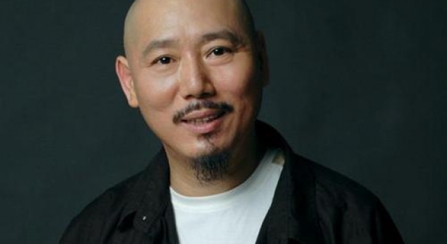 李诚儒曝年轻演员爱攀比，要公司雇五十个粉丝接机，跑摔倒能加钱