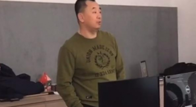 黄海波近况曝光！不顾身边俩美女大肆抽烟，表演房杂乱不堪显寒酸