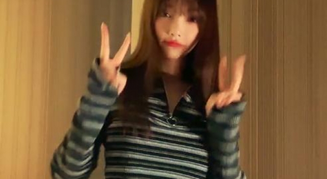 李小璐深夜晒热舞视频，双手捂住上半身太撩人，腰间马甲线显眼