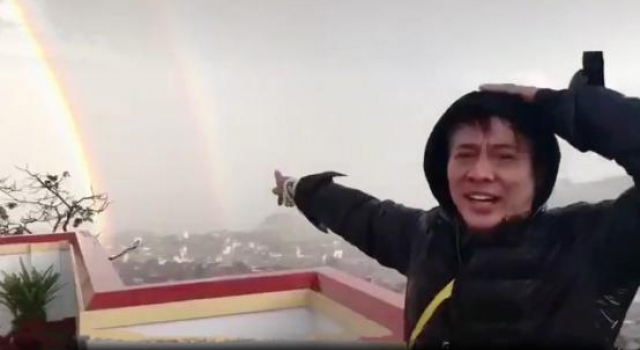 李连杰见彩虹兴奋说英语，头发稀疏打结，钱都给老婆曾借钱买猪肚